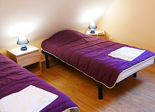 chambre avec 2 lits simples du chalet Ribeauvillé, hébergement insolite dans le Haut-Rhin